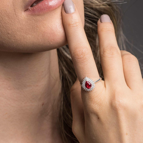 Anel de Prata Coleção Queens Cristal Rubi 5x7 e Zircônias Brancas