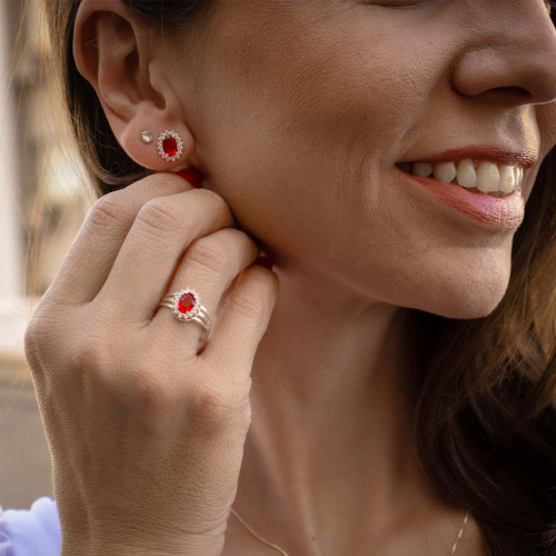 Anel de Prata Coleção Queens Cristal Rubi 5x7 e Zircônias Brancas