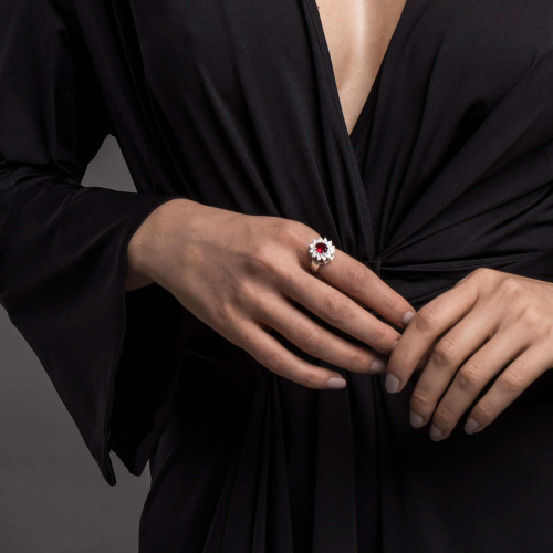 Anel de Prata Coleção Queens Cristal Rubi 6x8 e zircônias Brancas