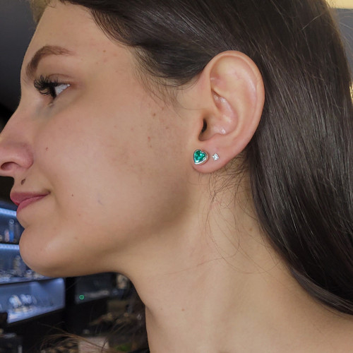 Brinco de Prata Coração Zircônia Esmeralda 7x8