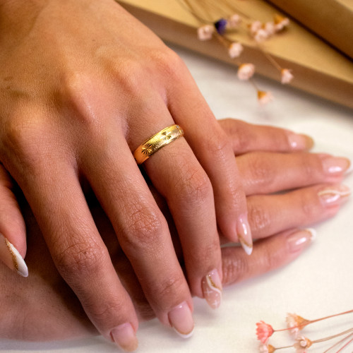 Aliança de Ouro 10k Abaulada com Jateado e Diamantado Estrela L4.7mm E0.9mm