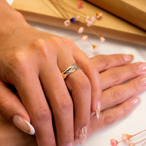 Aliança de Ouro 10k Reta com Riscos Diagonais e Diamantado Central L5mm E1mm