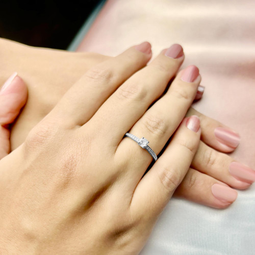 Anel de Ouro Branco Solitário 18K com Zircônias Coleção Luminix