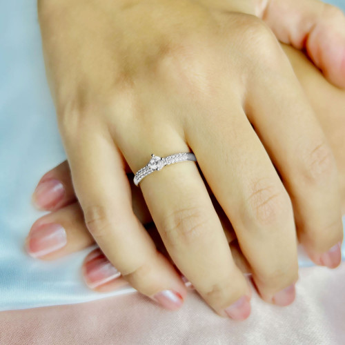 Anel de Ouro Branco Solitário 18K com Zircônias Coleção Luminix